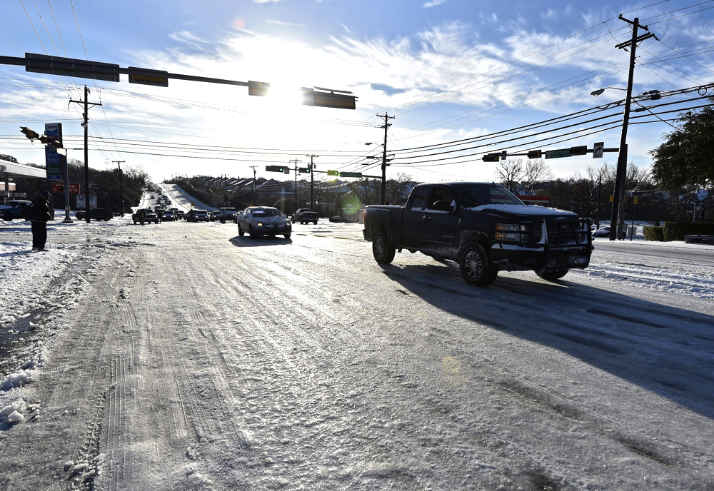 El frío amenaza al noreste de EEUU; Tormenta mantiene apagones en Texas