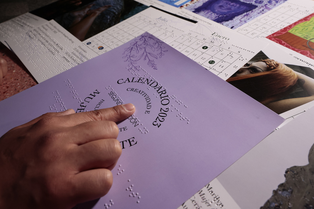 Artistas mexicanas crean calendario inclusivo en braille