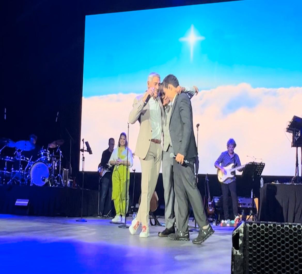 La canción icónica del fenecido Ex Menudo Ray Reyes fue interpretada por primera vez, luego de dos años, por Johnny, Miguel y Ricky 