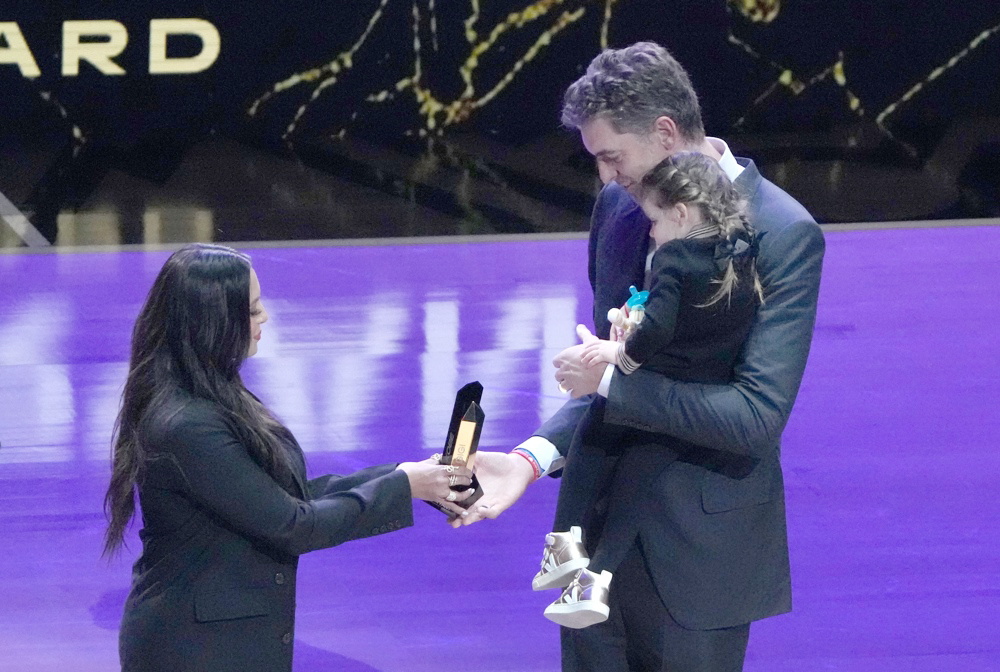 Pau Gasol recibe durante el All-Star el premio Kobe & Gigi Bryant de la WNBA
