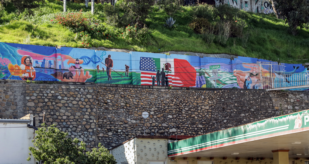 Mural en la frontera celebra bicentenario de relaciones entre México y EEUU