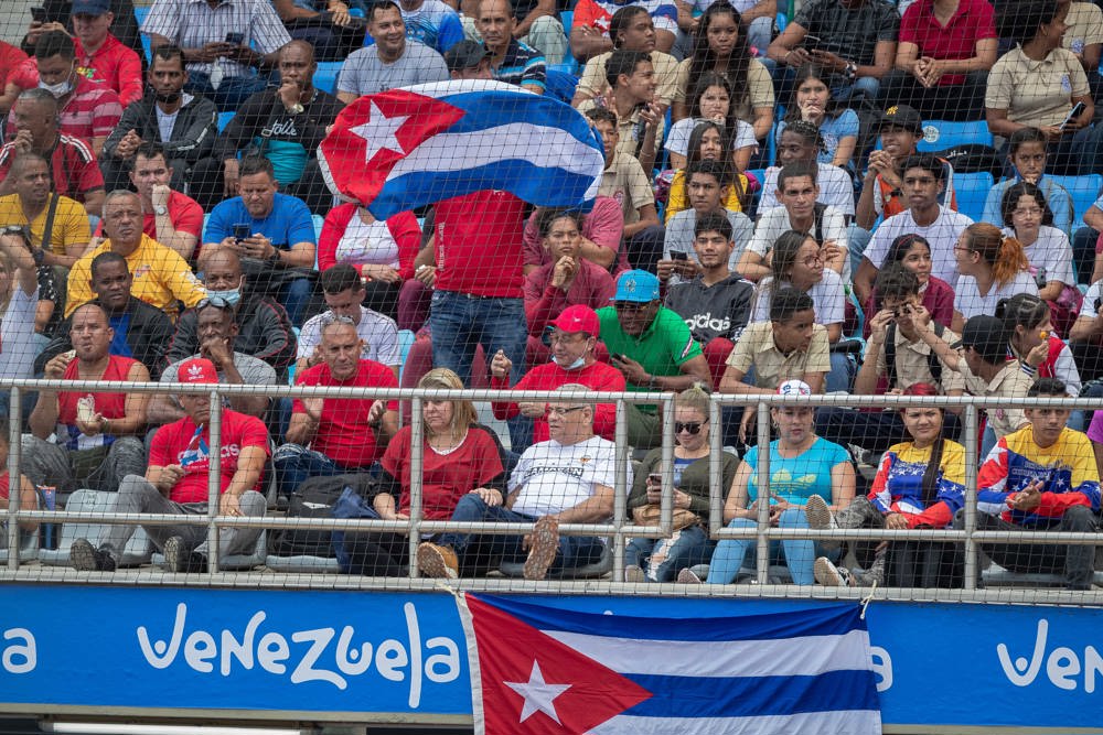Extranjeros calientan el ambiente de los estadios casi vacíos en la Serie del Caribe