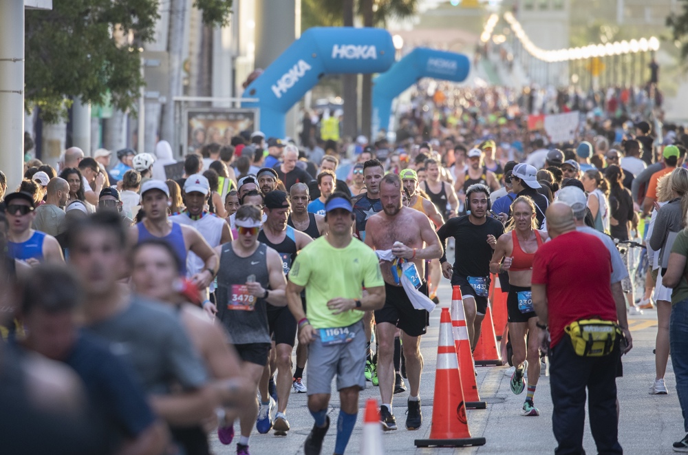 Paralítico establece en Florida récord mundial de media maratón en muletas