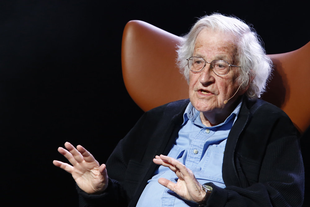 Chomsky alaba avances en IA, pero advierte de sus peligros y su “amoralidad”
