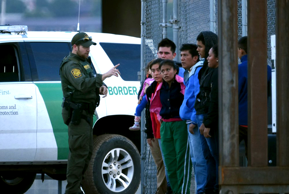 Arrestos de migrantes en frontera sur de EEUU se mantienen bajos en febrero