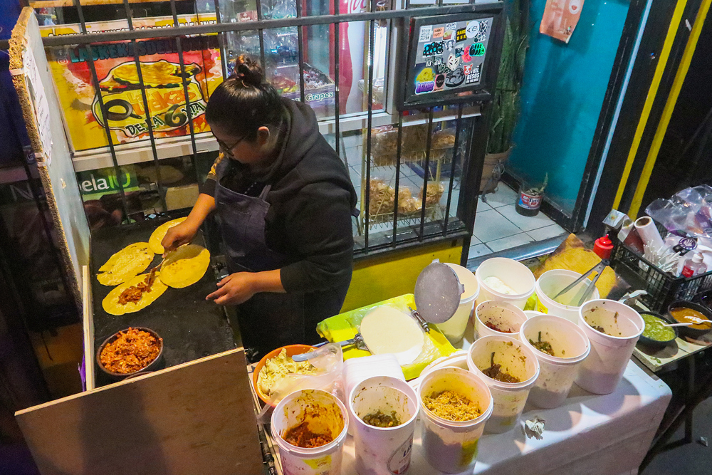 Familia mexicana desplazada por violencia triunfa con comida en la frontera