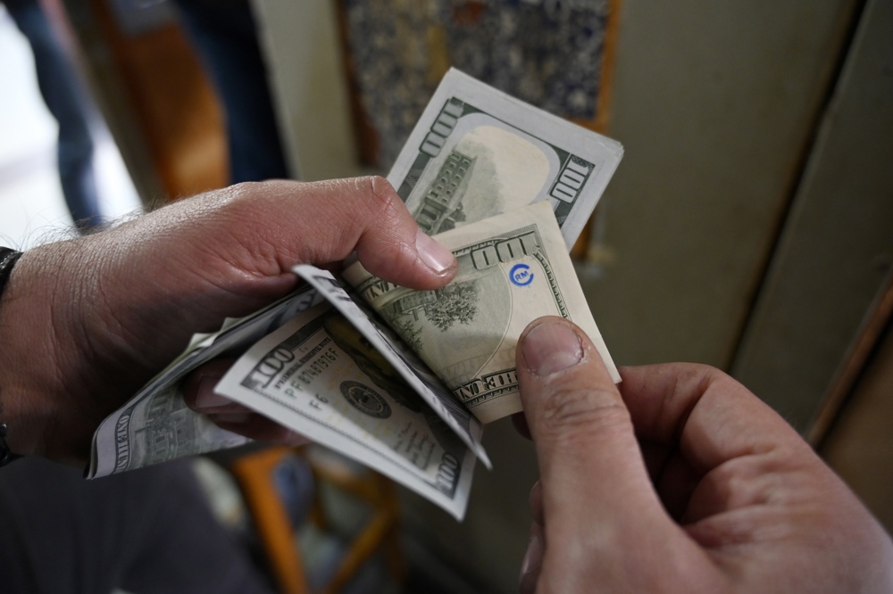 El peso mexicano baja de 18 unidades por dólar y toca mejor nivel en 5 años