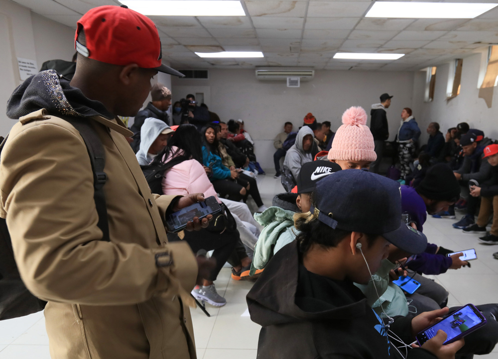 Policía desaloja violentamente a migrantes de iglesia en frontera de México