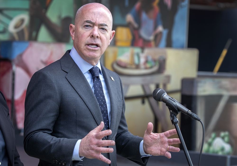 EE.UU. defiende cooperar con México aunque insiste que cárteles dominan zonas