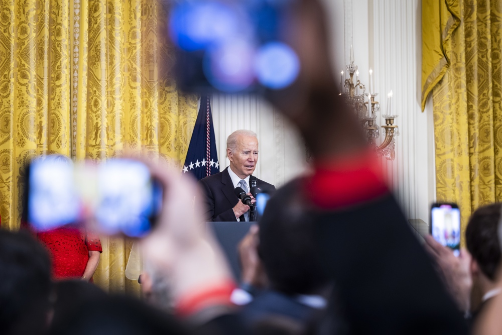 Biden emite primer veto de su mandato para proteger una norma de inversiones