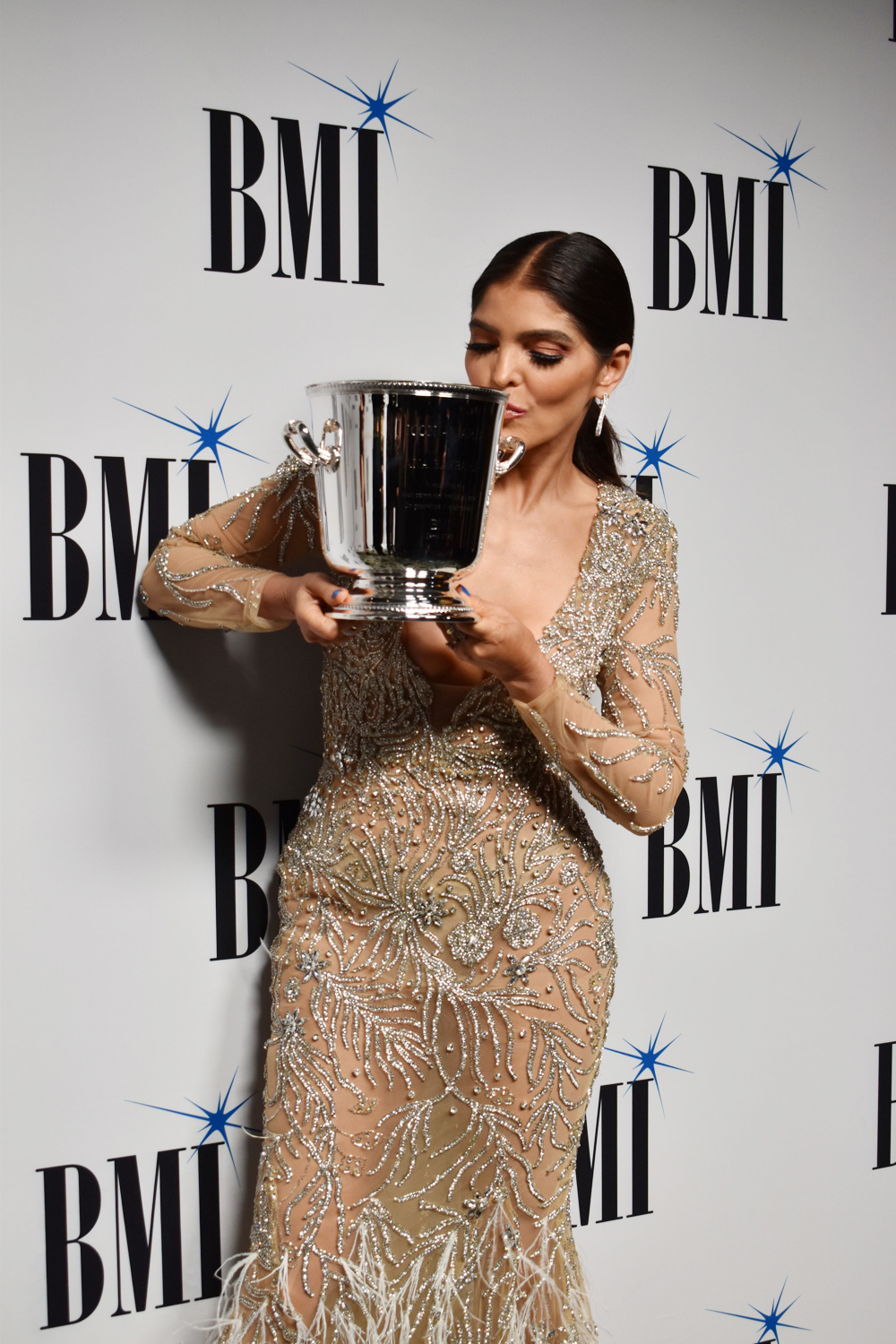 Ana Bárbara recibe el premio Icono en la 30 edición de los BMI Latin Awards