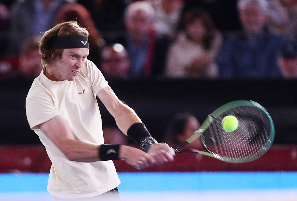 Andrey Rublev se impone a Daniil Medvédev en juego de exhibición en México