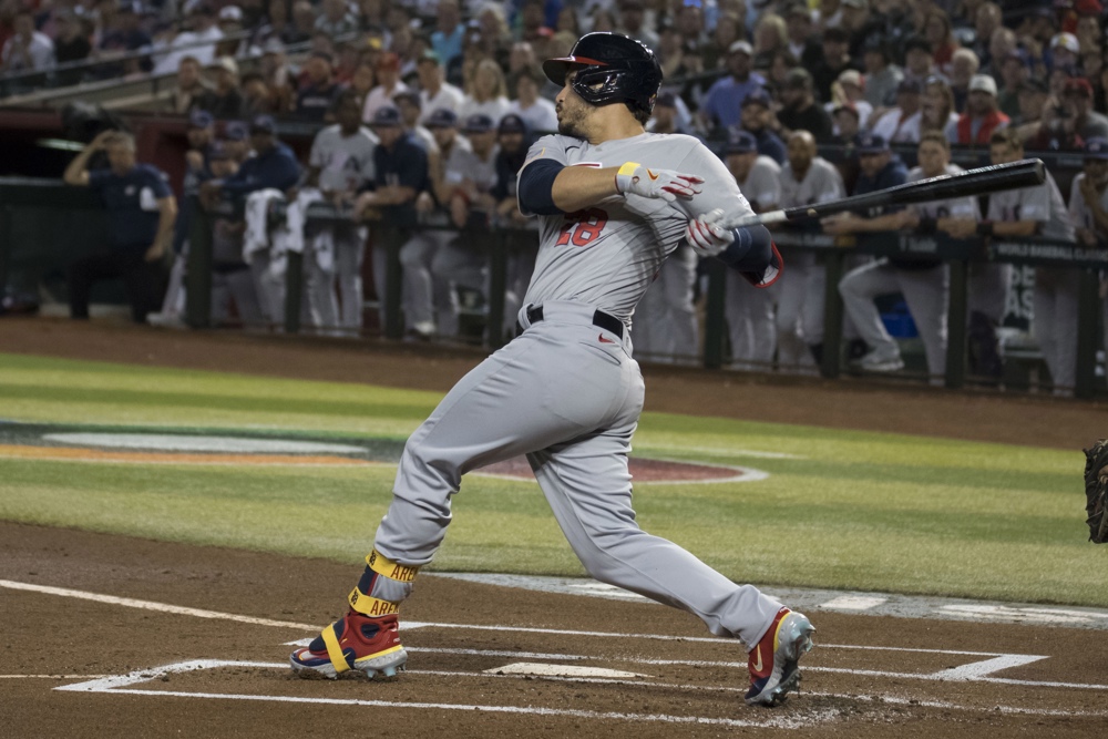 Arenado supera el susto en la mano y está a órdenes de DeRosa para la final