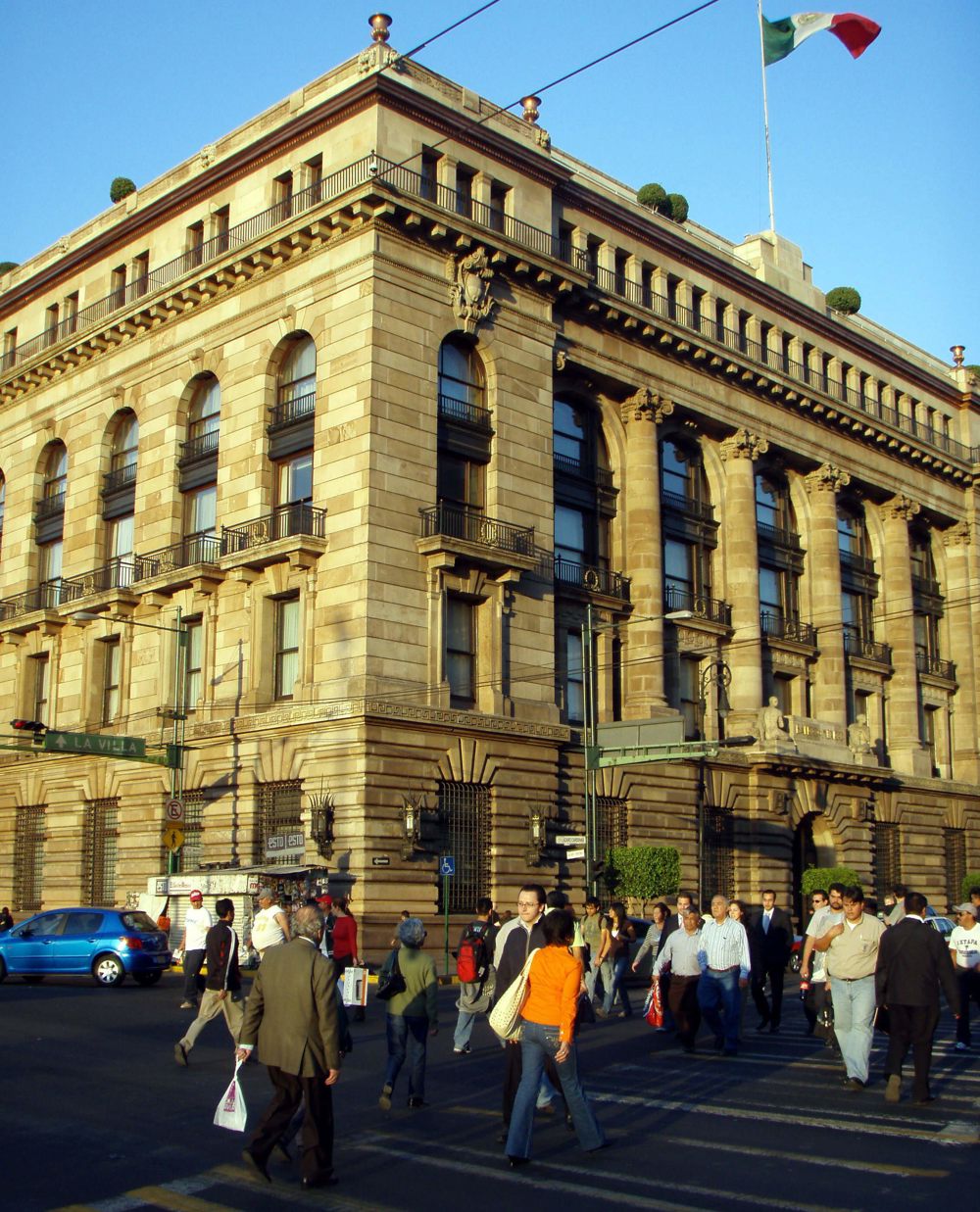 El Banco de México sube tasa de interés en 25 puntos hasta un 11,25 % récord