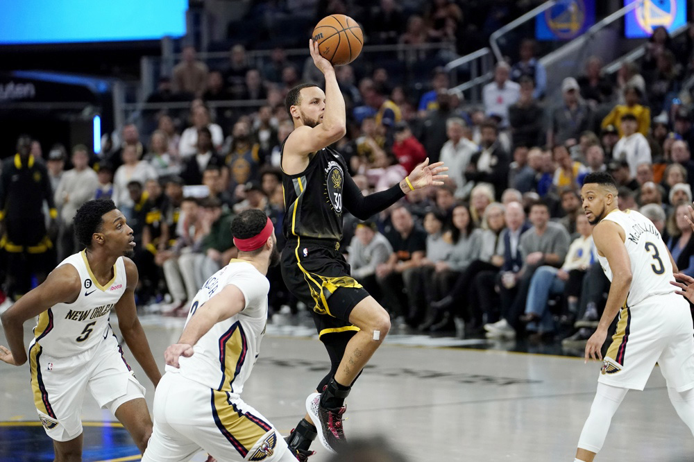 Curry rescata a los Warriors, Raptors y Wizards se aferran al ‘play-in’