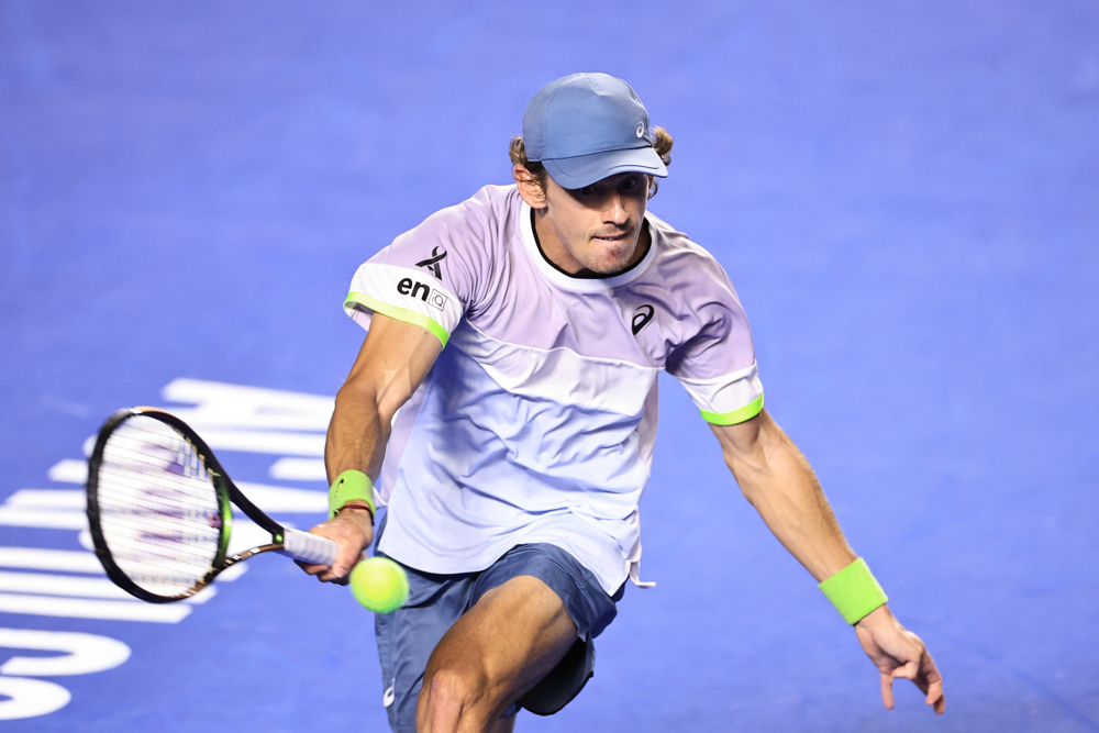 De Minaur vence en tres sets a Paul y gana el título en Acapulco