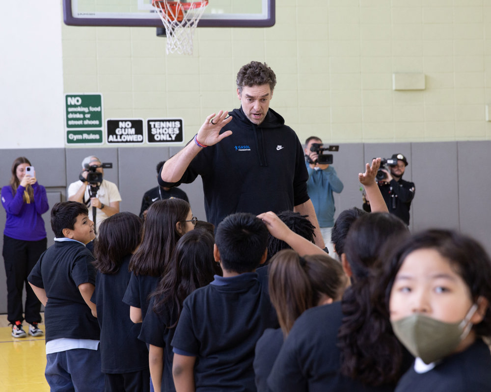 Gasol se vuelca en su fundación en la víspera de su “día especial” con Lakers
