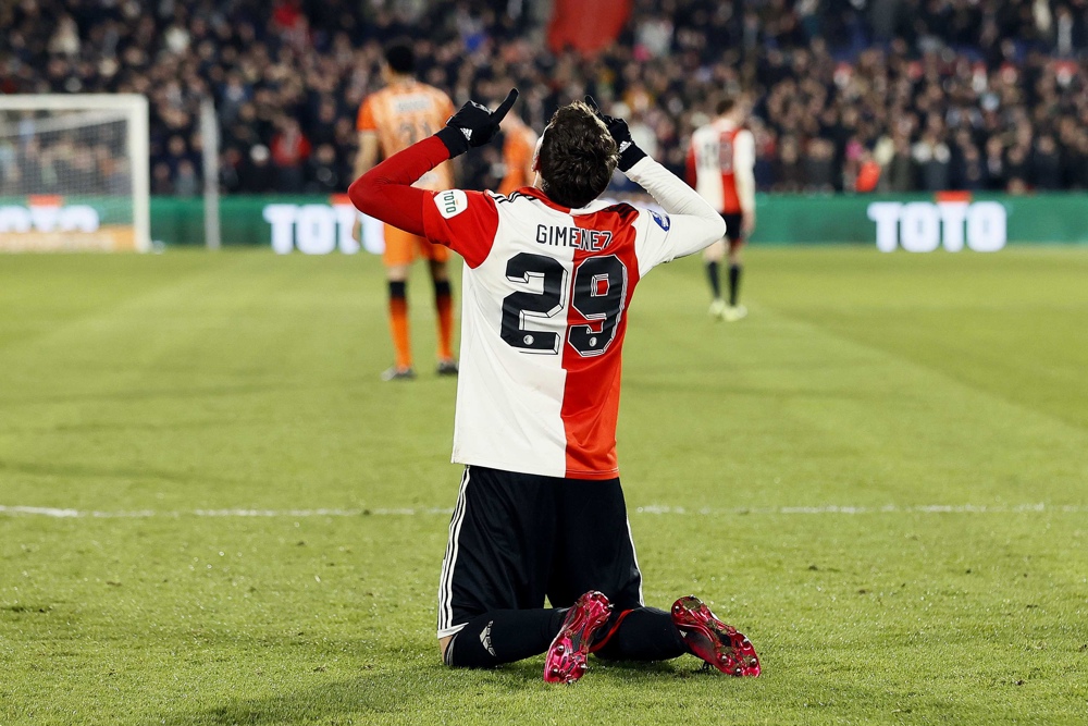 El mexicano Giménez impulsa la remontada del líder Feyenoord