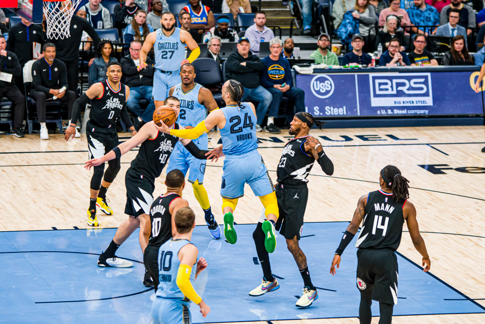 Kings, a playoffs 17 años después; Westbrook y Holiday arrasan y ‘KD’ regresa