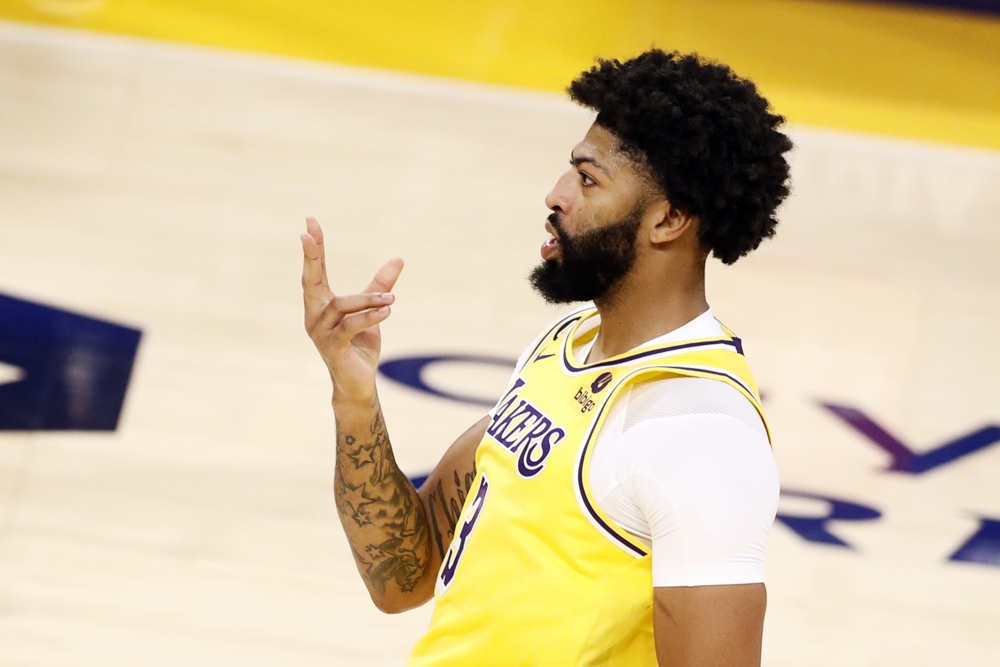 113-105. Los Lakers cogen aire con un gran Davis y amargan la vuelta de Curry