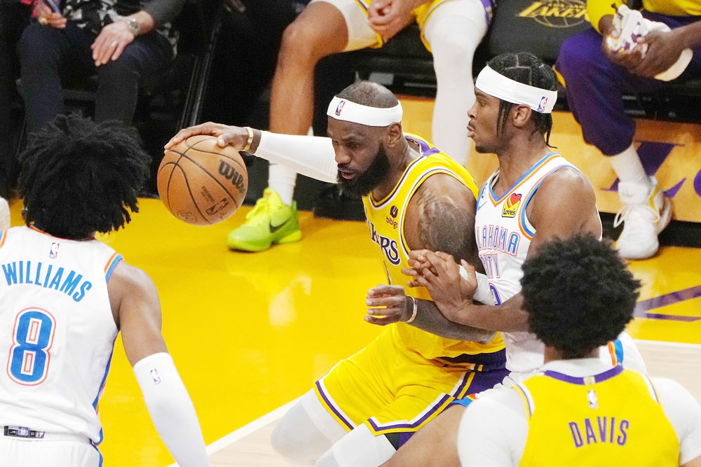 LeBron James dice que no hay “fecha clara” para su regreso