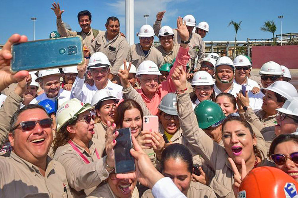 Entrega Gobernador documento de su Primer Informe al Presidente en Madero