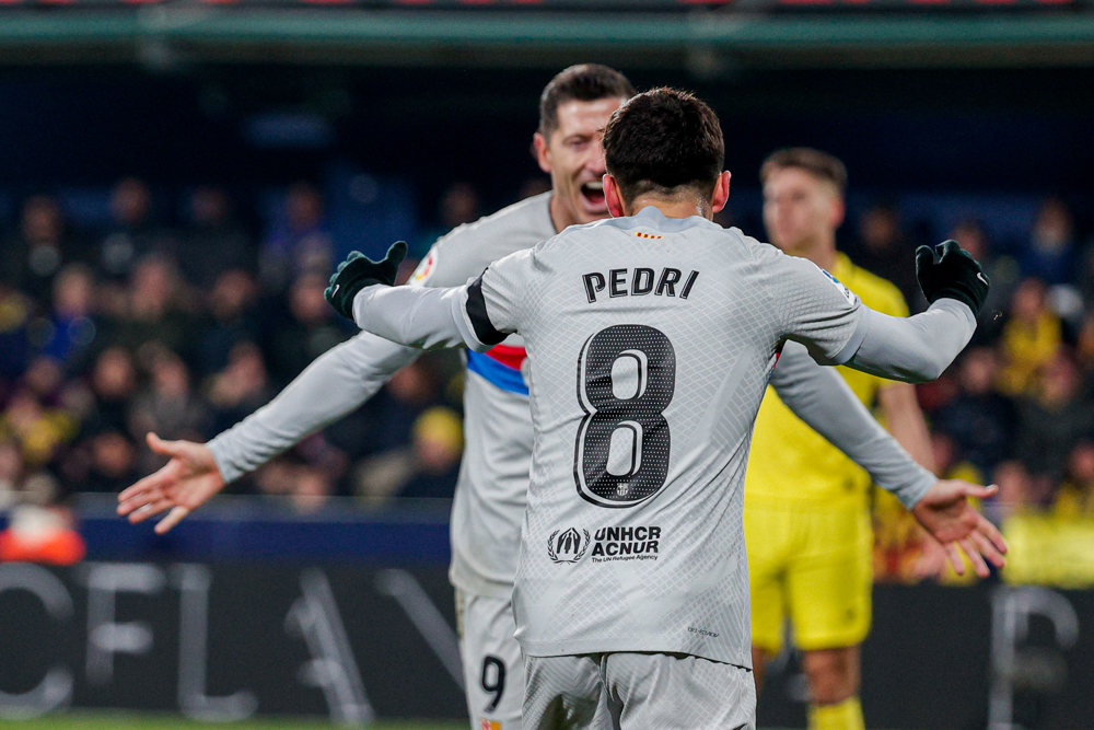 Pedri y Lewandowski ponen música al clásico