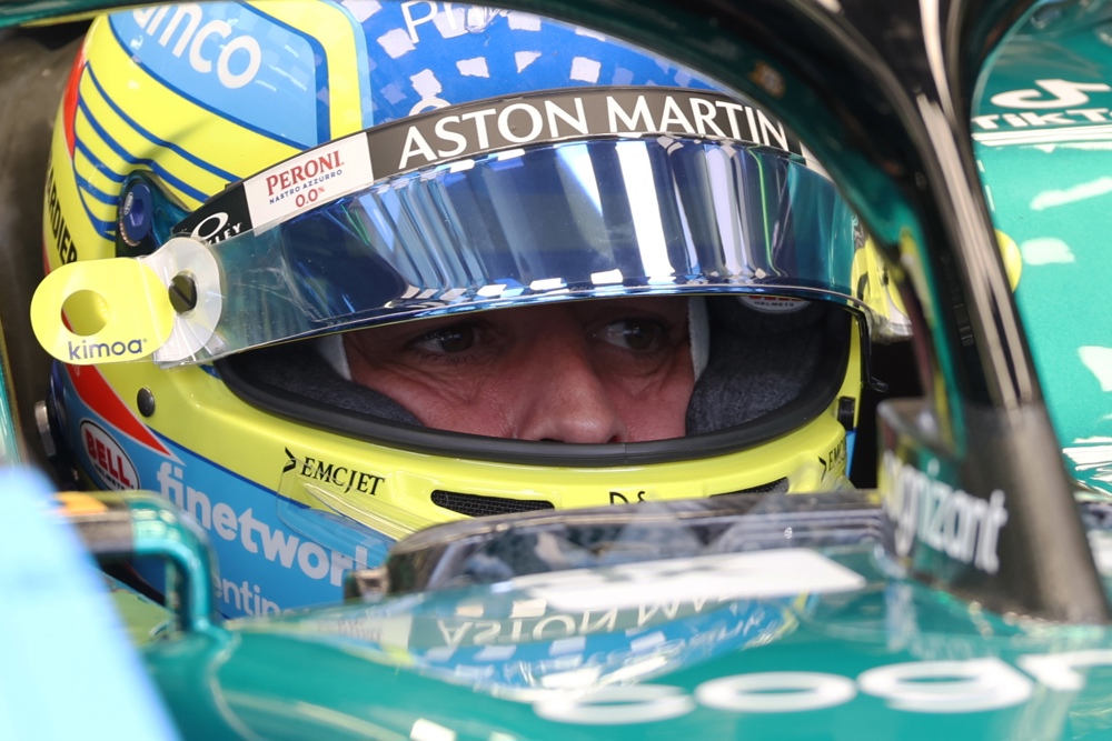 Pérez lidera primera sesión de la temporada; Alonso segundo y susto de Sainz