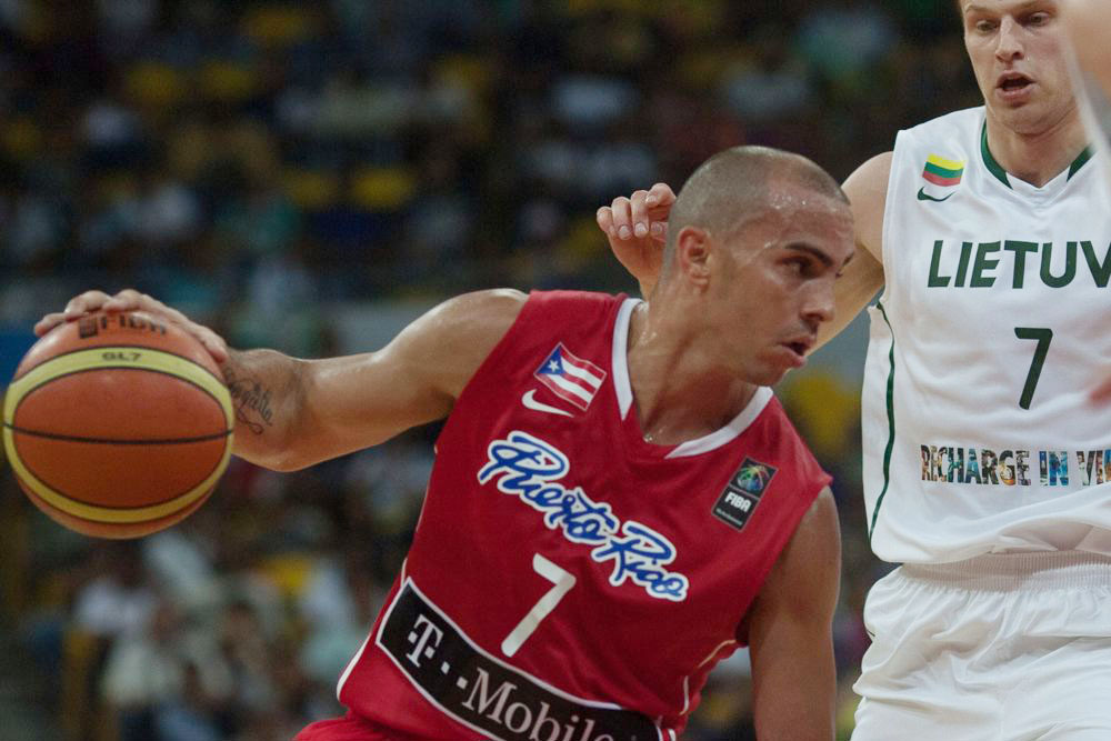“Piculín” Ortiz y Carlos Arroyo protagonizan un video para inspirar a futuras estrellas del baloncesto
