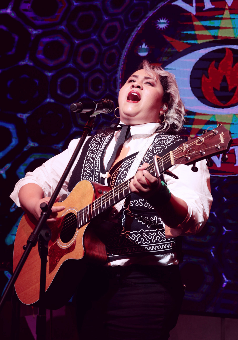 Vivir Quintana asegura en su nueva canción que toda mujer merece un buen amo