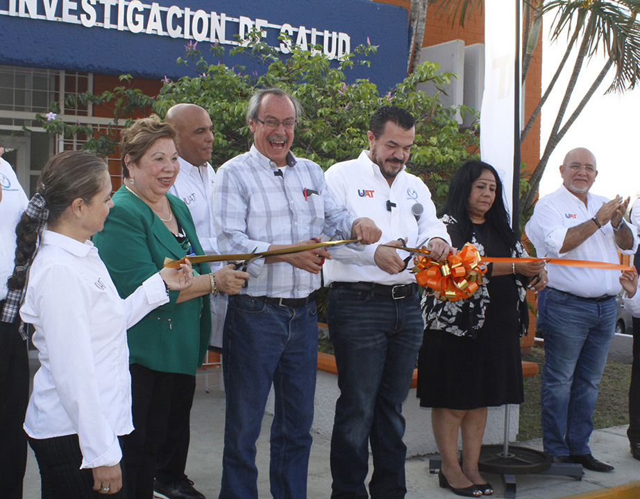 Rector de la UAT inaugura en el campus Tampico librería FCE -EDUCAL