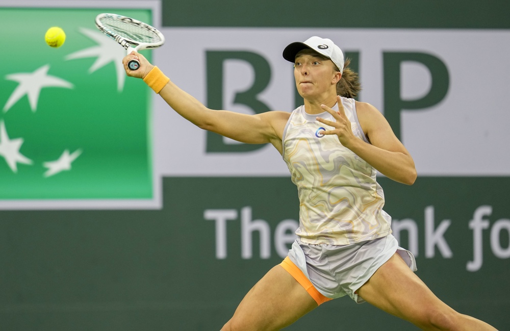 Swiatek sufre ante Andreescu para plantarse en octavos