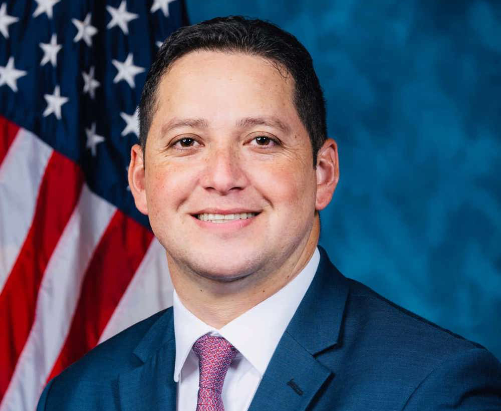 Congresista republicano Tony Gonzáles afronta censura por posturas disidentes