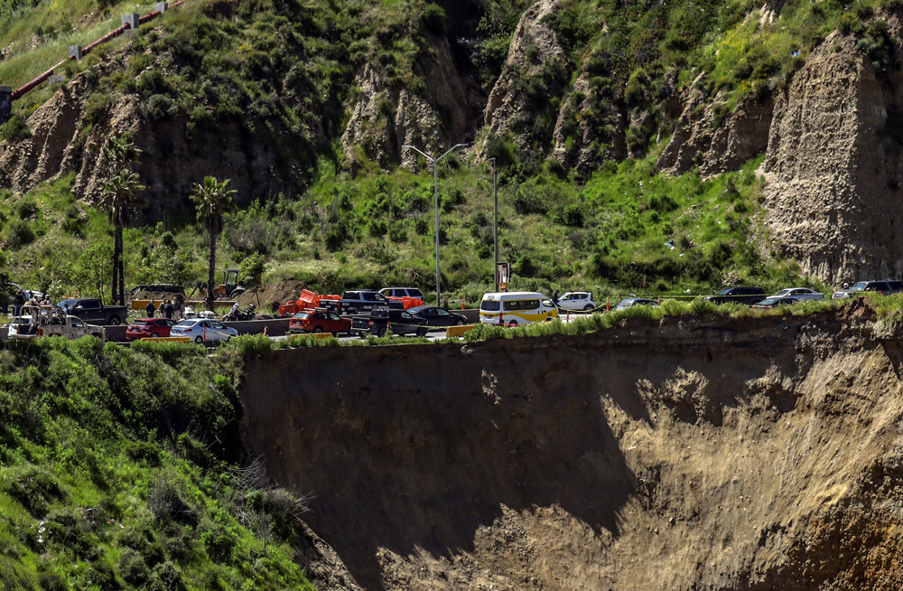 Socavón de 35 metros en costas de Tijuana genera caos en frontera México-EEUU
