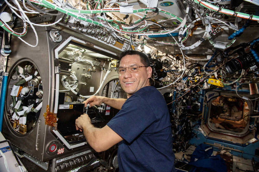 El astronauta Frank Rubio prevé más oportunidades para los latinos en la EEI