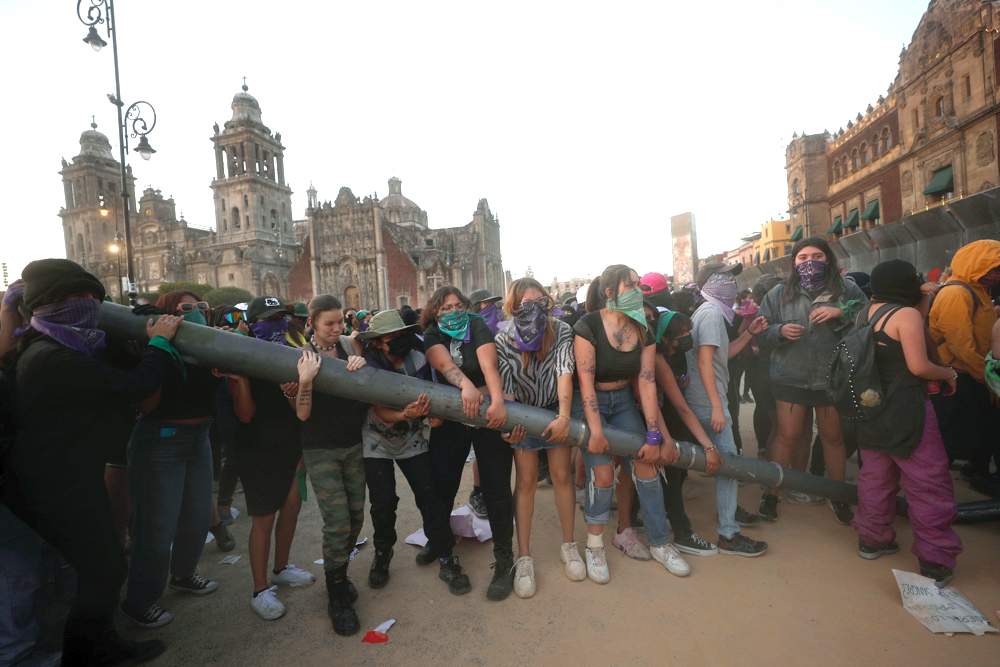Furia y unión feminista resuenan en las colmadas calles de Ciudad de México