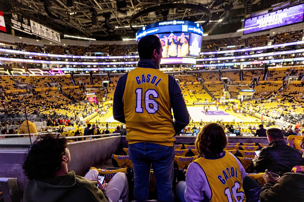 Una “marea dorada” en Los Ángeles para homenajear a Pau Gasol