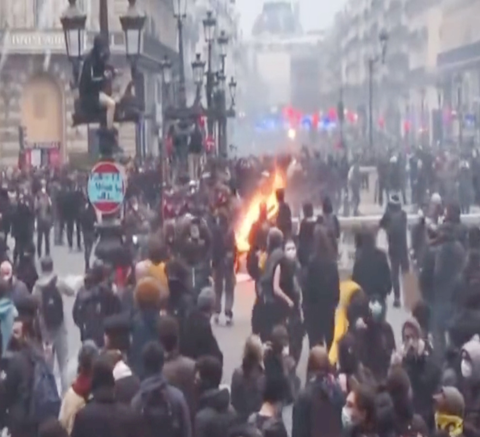 Proponen a Macron más diálogo y poner en pausa la reforma de pensiones