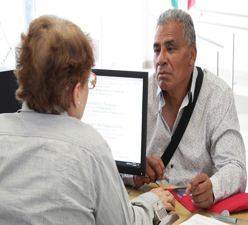 ¿Cuál es el porcentaje de la población adulta mayor económicamente activa?