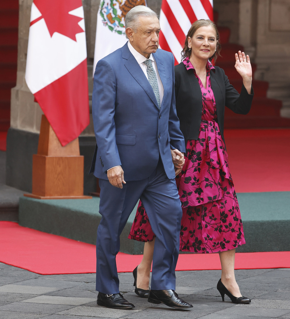 Ciudad de México, (EFE).- Beatriz Gutiérrez Müller, la esposa del presidente mexicano, Andrés Manuel López Obrador, dijo este martes que su marido sufre una “gripe fuerte, fuerte, fuerte”, pero que calcula que recibirá el alta médica en dos o tres días.  “Lo dejé dormido, está tomando un tratamiento, y en dos o tres días lo darán de alta y podrá explicar de viva voz cómo se contagio, quién sabe, las multitudes no sabemos quién poseía el bicho”, dijo Gutiérrez Müller en un evento en el sureño estado de Tabasco. “Doy fe de que está contagiado con covid, está bien, es una gripe fuerte, fuerte, fuerte”, agregó la mujer, quien rechaza el título oficial de primera dama. López Obrador anunció el pasado domingo que se había contagiado de covid-19, la tercera vez que contrae la enfermedad, y desde entonces no se ha manifestado, pese a los rumores sobre un posible infarto que han sido desmentidos por el Gobierno y su familia.  El secretario de Gobernación, Adán Augusto López, quien está sustituyendo al mandatario en las ruedas de prensa diarias del Ejecutivo, aseguró este martes que López Obrador “se está recuperando”, que no están ocultando su verdadero estado de salud y que los rumores son producto de la desinformación. “Desde luego que hay voces que se nutren de la desinformación, como dice uno de los libros o posiblemente el libro más leído en la historia de la humanidad: esos son los que tienen podrida el alma”, opinó. “La cantidad de dados que han lanzado, mis respetos para tanta inventiva”, agregó la esposa del presidente.  Organizaciones civiles y políticos de oposición han demandado transparencia sobre la salud del mandatario, de 69 años, porque ya había enfermado de covid-19 dos veces, la primera en enero de 2021 y la segunda en enero de 2022. Además de insistir en el buen estado de salud del mandatario, López aclaró que no acudió a ningún hospital del país para el tratamiento de la enfermedad porque, dijo, después del positivo de la prueba se aisló para evitar contagiar a alguien más. “No (acudió a un hospital). A él se le practicó (la prueba covid) en las instalaciones de la base aérea de Mérida, Yucatán, donde se llevan reuniones cada 15 días y, posteriormente, cuando llegó a la Ciudad de México se le comunicó el resultado del análisis”, apuntó en la rueda de prensa de esta martes. Los rumores sobre la salud del presidente han aumentado después de que López Obrador no ha emitido ningún mensaje desde que informó el domingo de su contagio de la covid-19 mientras hacía una gira en Yucatán, en el sureste del país. Además, el gobernante mexicano padece de hipertensión, en enero de 2022 tuvo un cateterismo, una exploración en el corazón, y en diciembre de 2013 sufrió un infarto agudo de miocardio, por lo que entonces tuvo una cirugía coronaria.
