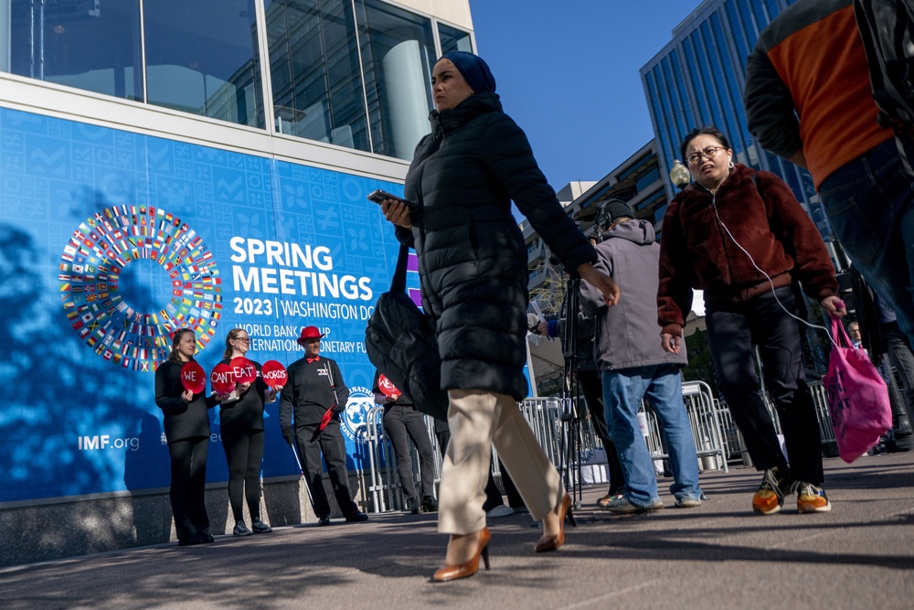 La economía global sigue frenándose y solo crecerá el 2,8% en 2023, según FMI