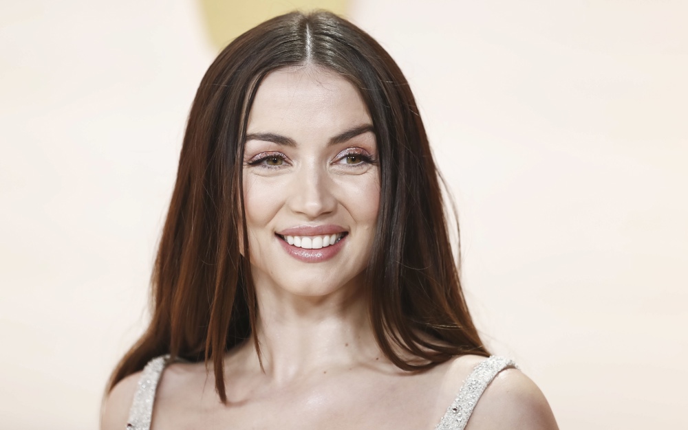 Ana de Armas empieza su monólogo de “Saturday Night Live” en español