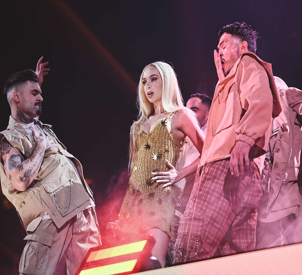 BAD GYAL enciende el escenario con su estilo único en la alfombra de los Latin American Music Awards
