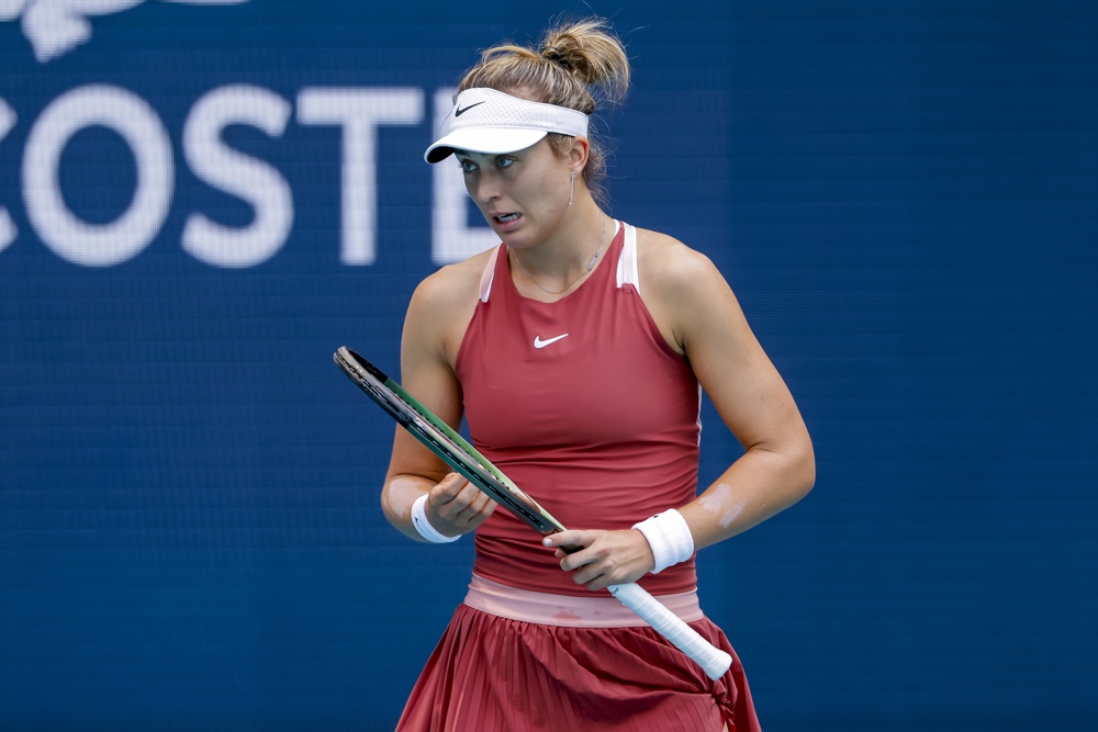 Badosa remonta y gana a la canadiense Leylah Fernandez en Charleston