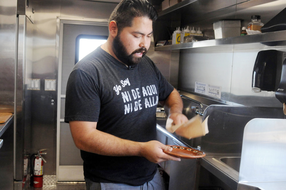 “Soñadores” duplicaron su salario bajo la protección de DACA, según sondeo