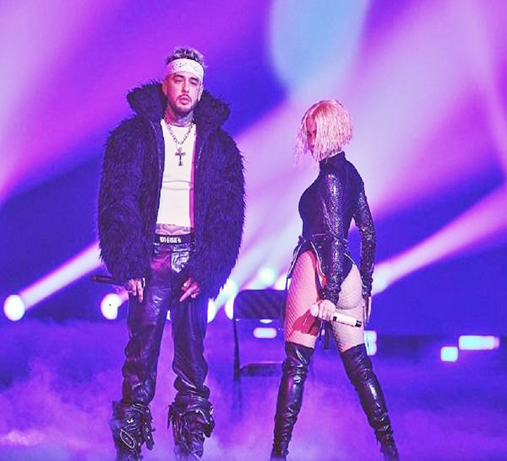 Dalex  puso a vibrar al público en los Latin AMAs con  el éxito EASY   
