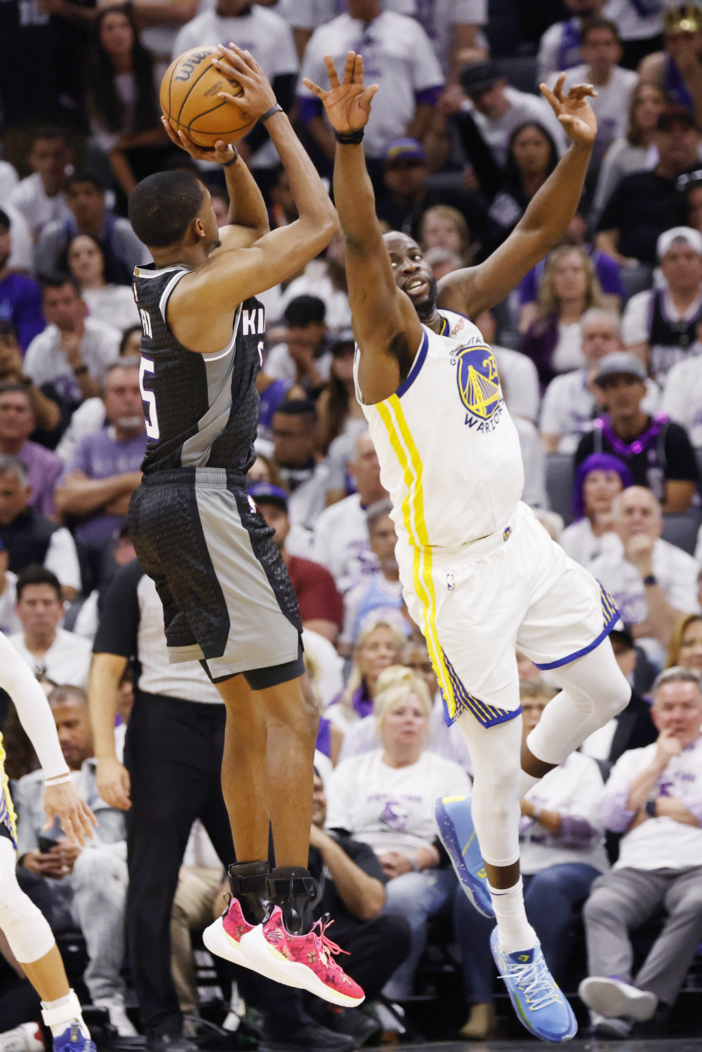 Suspenden un partido a Draymond Green por pisar en el pecho a Sabonis