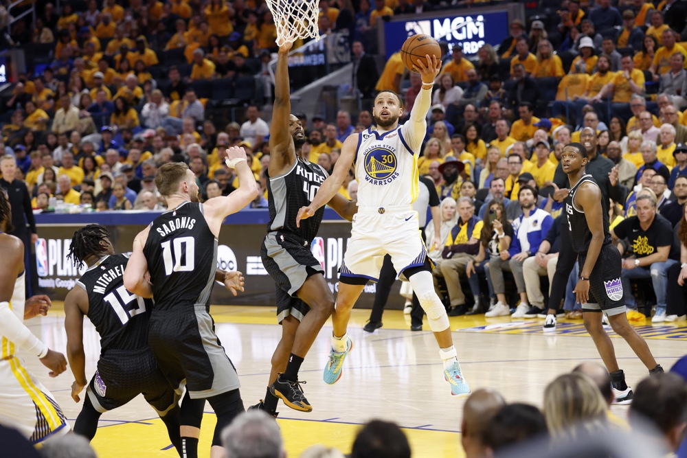 126-125: Golden State gana en un final dramático y le empata la serie a Kings