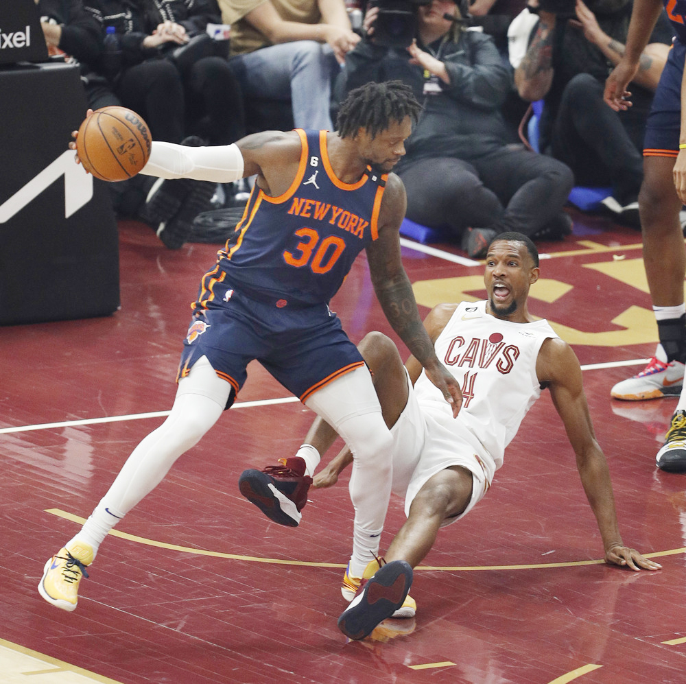 95-106. Los Knicks rematan a los Cavaliers pero pierden a Randle por lesión