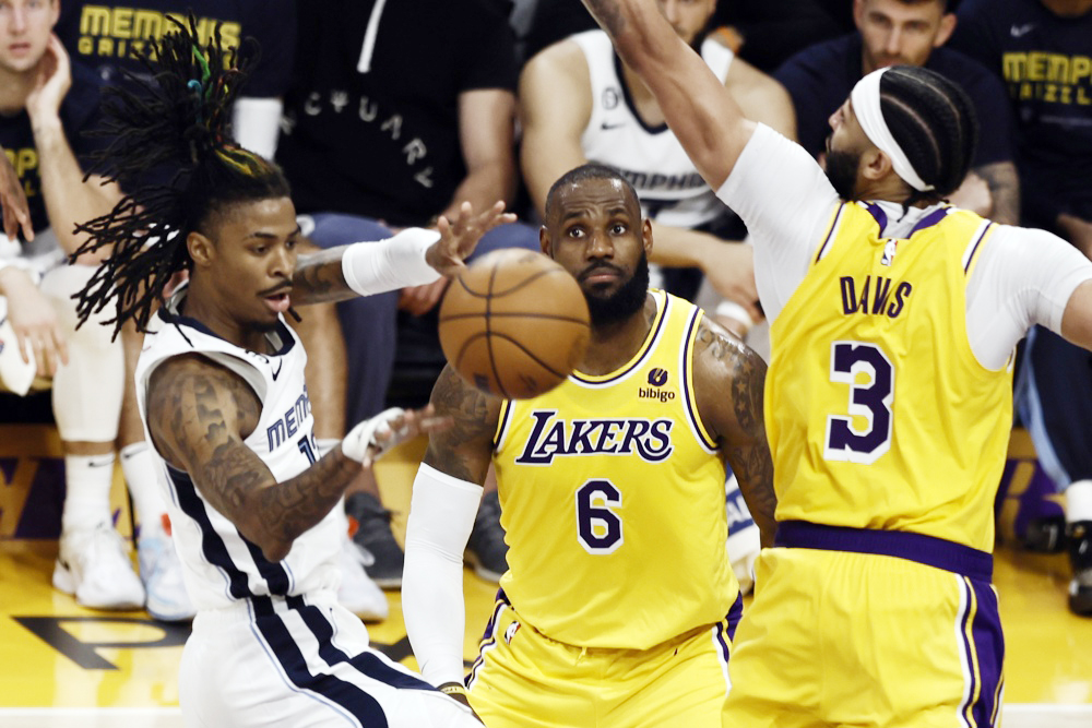 117-111. LeBron da un golpe a la serie
